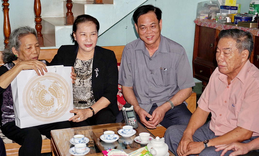 Chủ tịch Quốc hội thăm Mẹ Việt Nam Anh hùng ở Phú Yên