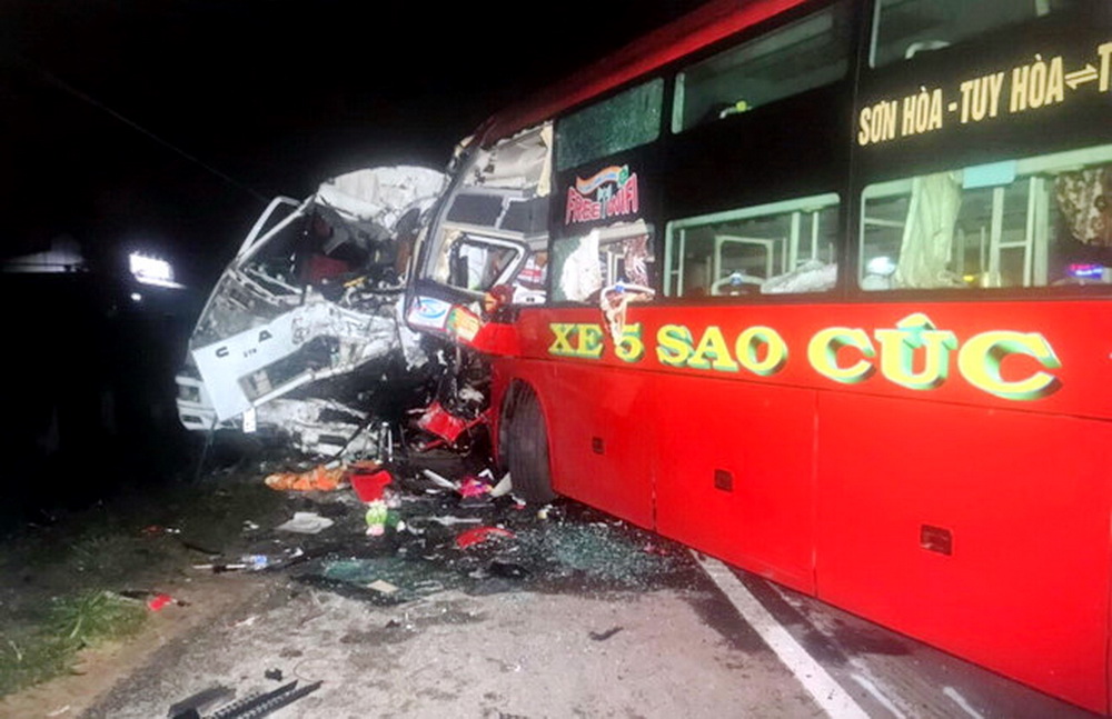Xe khách lấn làn tông xe tải, 2 tài xế tử nạn