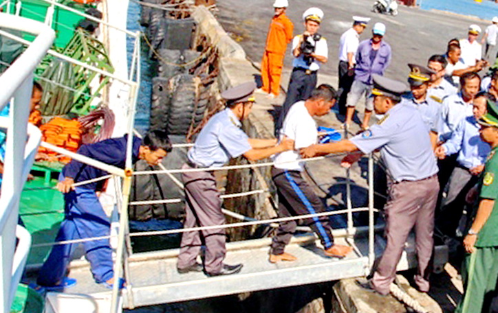 Tàu kiểm ngư đưa 41 ngư dân lâm nạn trên biển về đến Cam Ranh