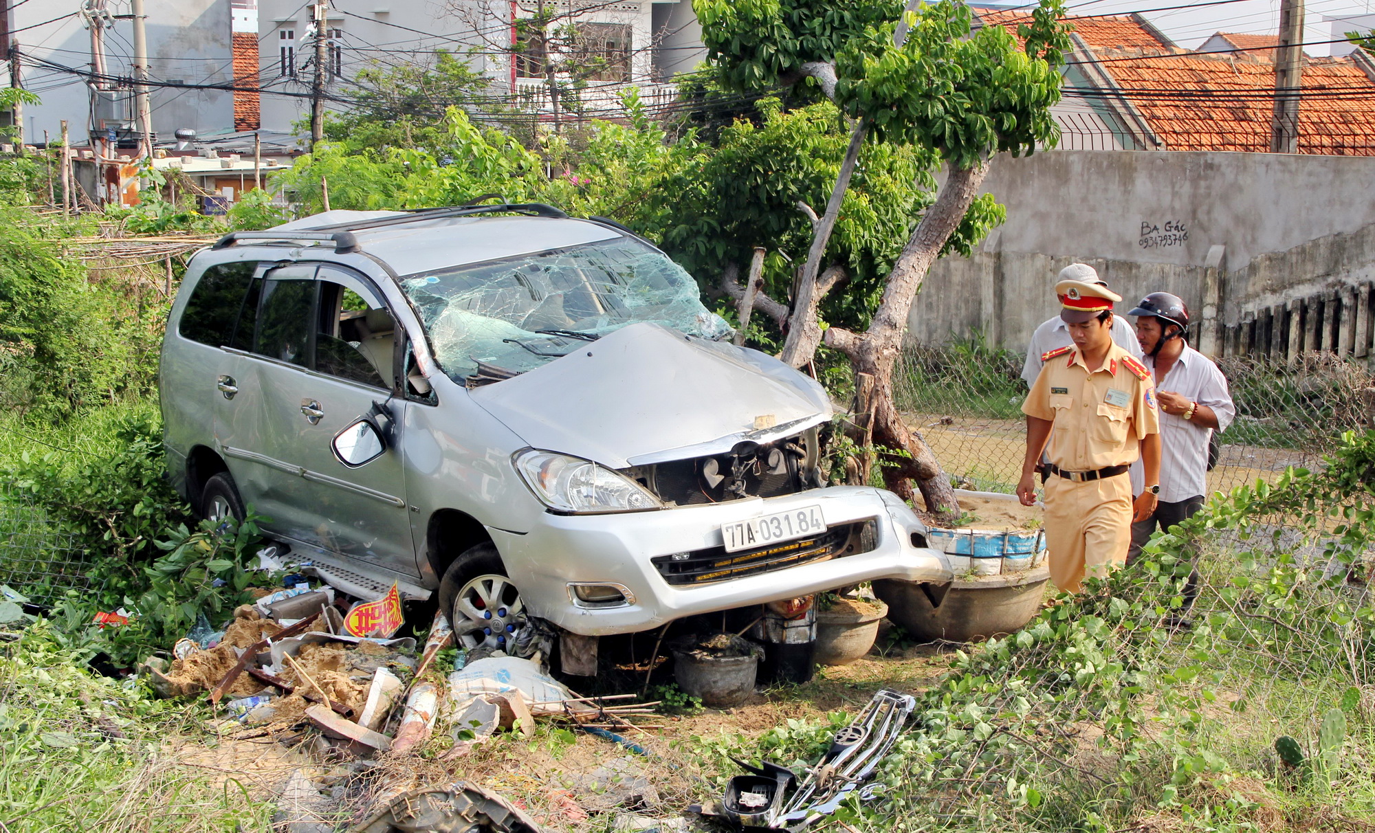 Lái xe thoát chết trong gang tấc khi tàu khách tông ô tô du lịch