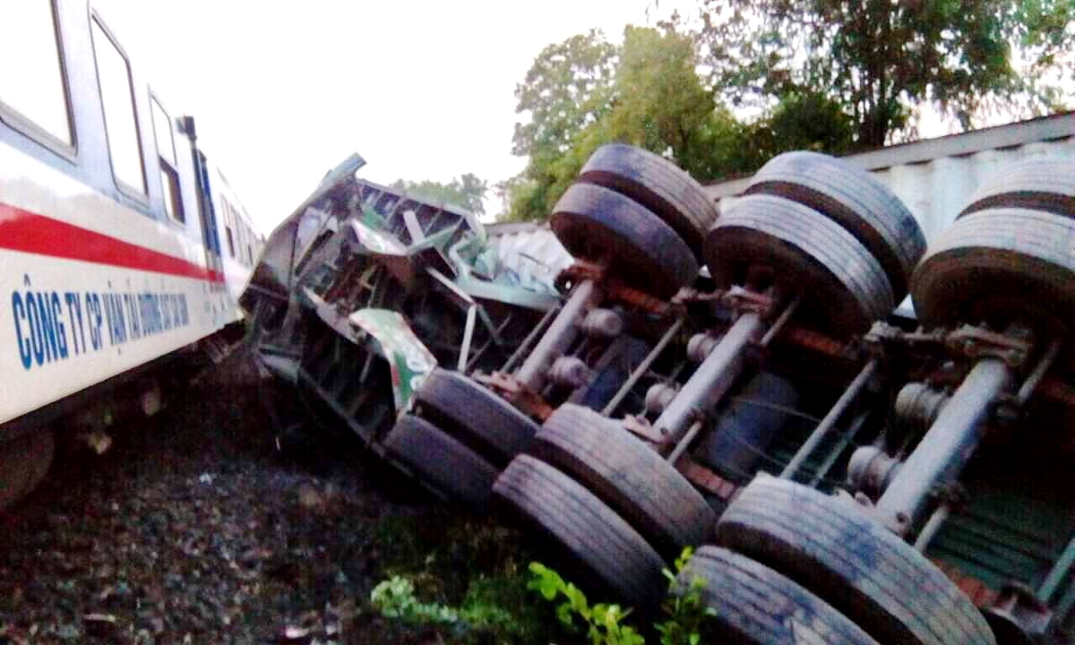 Tàu lửa tông xe container, tài xế may mắn thoát chết