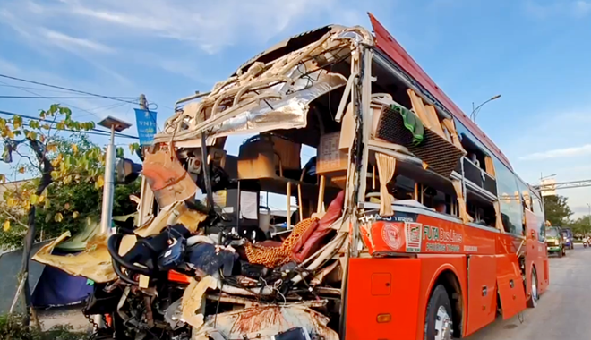 Khởi tố lái xe khách phóng nhanh, vượt ẩu tông vào thân xe khách khác