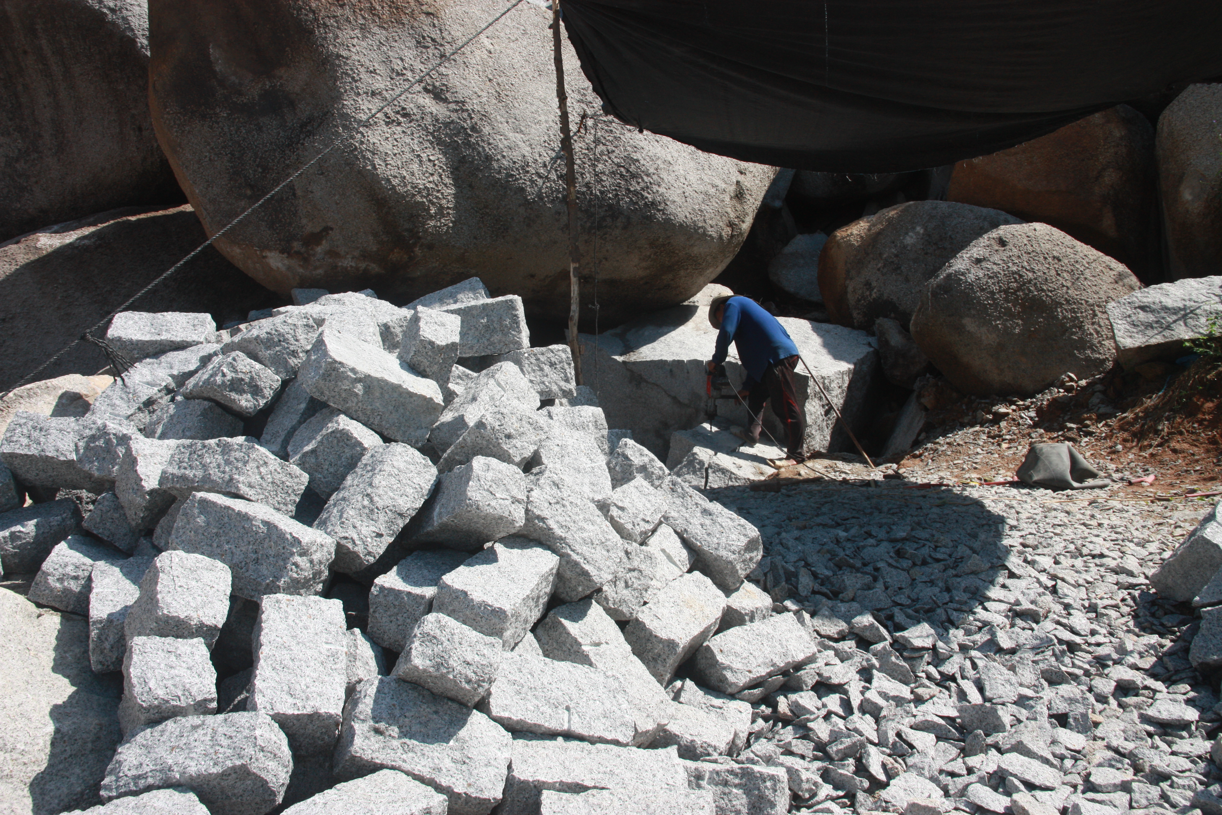 Đá tảng rơi đè chết 1 công nhân