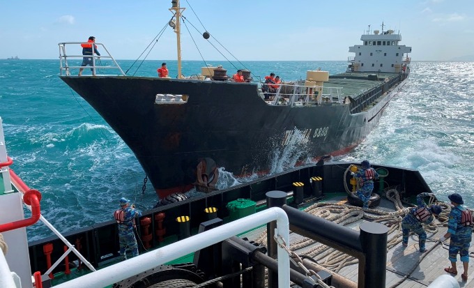 Tàu Hải quân cứu hộ tàu biển Thái Hà 8888 về vịnh Cam Ranh an toàn