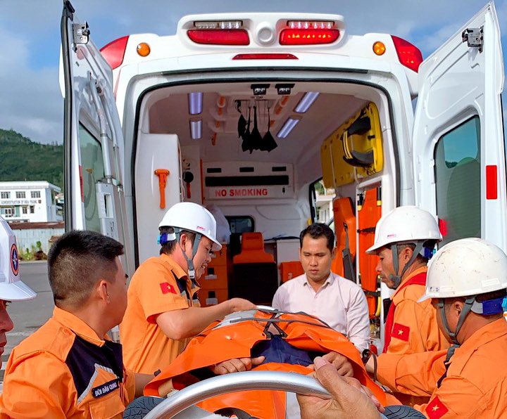 Cứu nạn một thợ máy tàu biển nước ngoài bị xuất huyết não