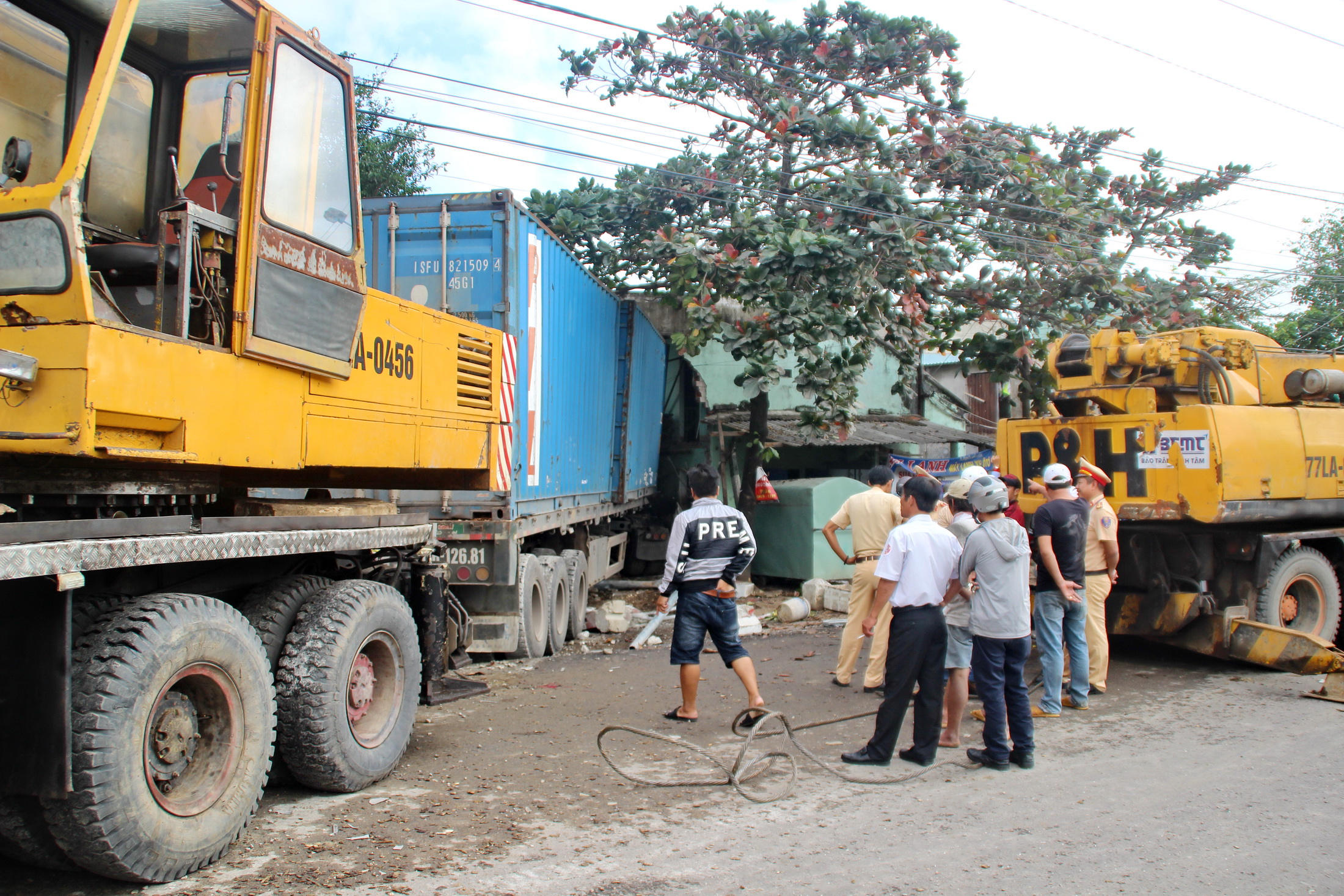 Tông sập nhà, tài xế tử nạn trong ca bin xe đầu kéo