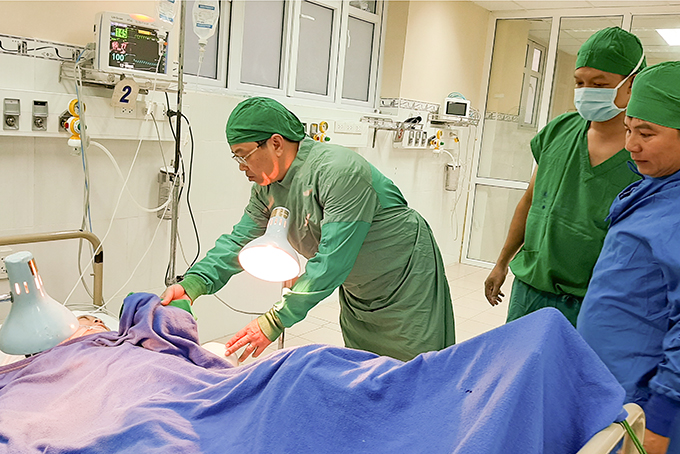 Cảnh khốn cùng của 2 mẹ con bị đá tảng lăn từ trên núi đè 