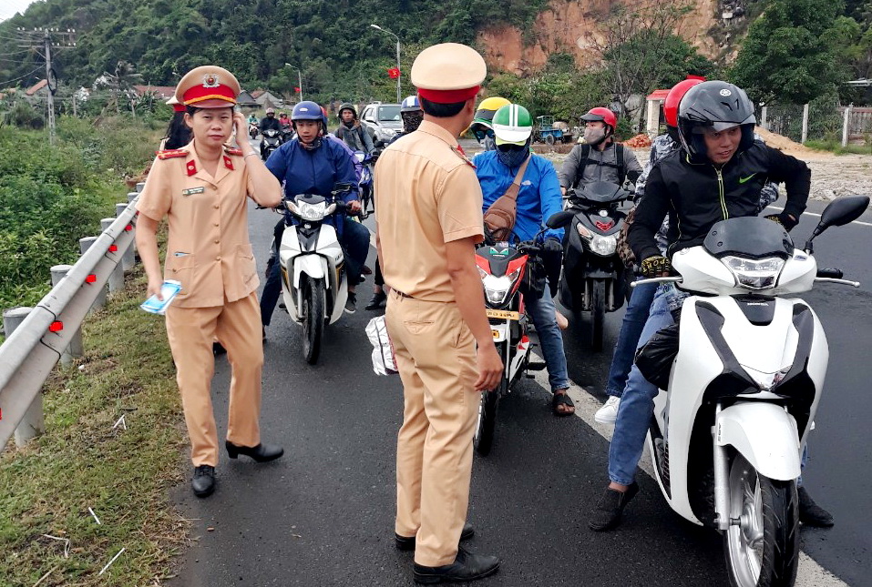 CSGT Phú Yên trao tặng quần áo đi mưa, nước suối cho người đi xe máy