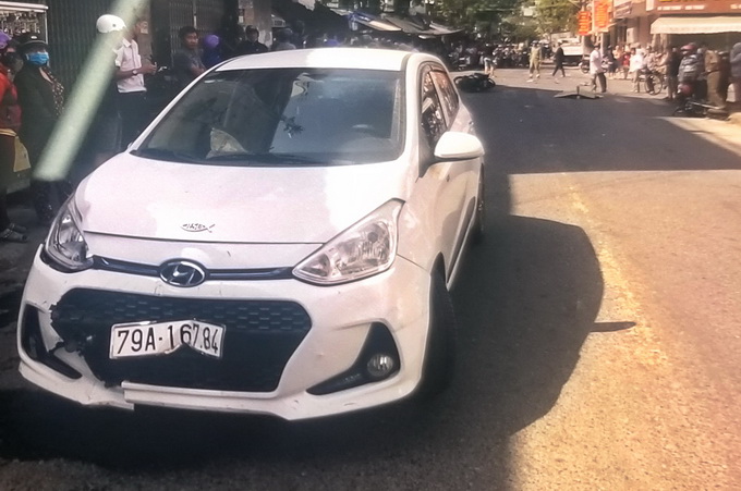 Ôtô  tông hai xe máy khiến 4 người thương vong