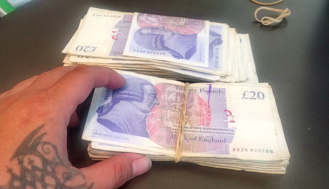 Nhân viên bảo vệ trả lại 1.900 bảng Anh du khách đánh rơi