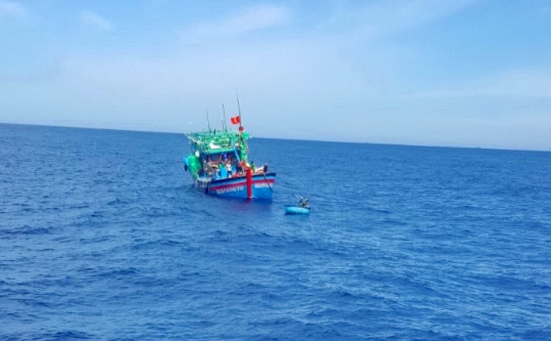 Tàu cá ngư dân Bình Định cứu nạn một người Philippines trôi dạt trên biển