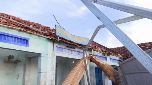 80 căn nhà bị tốc mái sau cơn lốc xoáy bất ngờ