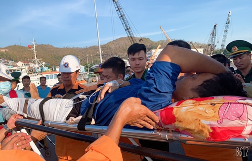 Cứu nạn ngư dân bị thương từ ngoài khơi đưa vào bờ
