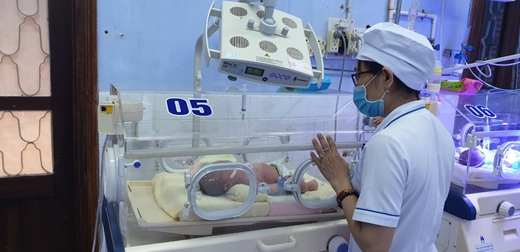 Đi tập thể dục phát hiện bé trai sơ sinh bị bỏ rơi 