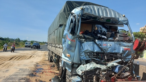 Tự tông vào xe chờ đèn đỏ, tài xế cùng phụ xe thương vong