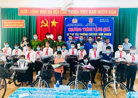 20 chiếc xe đạp tặng học sinh nghèo Phú Yên