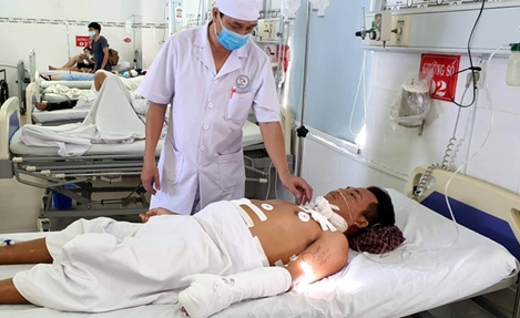 Bị chém 13 nhát khi đang mua bánh mì