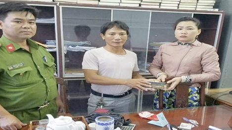 Trao trả 87 triệu đồng cùng một số nữ trang cho người đánh rơi