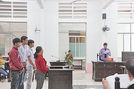 Em dâu đâm chết anh chồng chỉ vì tranh chấp…đất đai