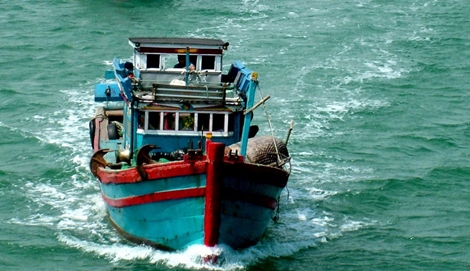 Đưa ngư dân bị dập nát cánh tay vào bờ điều trị