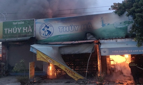 Cháy cửa hàng tạp hóa thiệt hại tiền tỷ