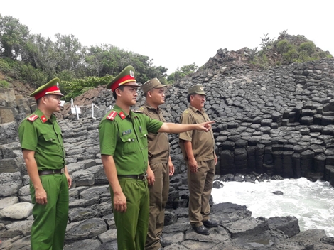 Bảo vệ không gian văn hóa đá ở một làng biển