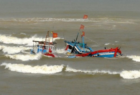 Cứu nạn 4 ngư dân trong một vụ chìm tàu cá giữa khơi xa