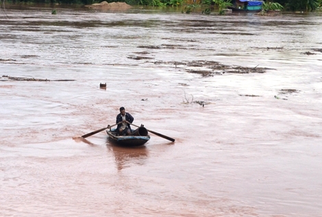 Lật xuồng trong lòng hồ thủy điện, hai người đàn ông chết đuối