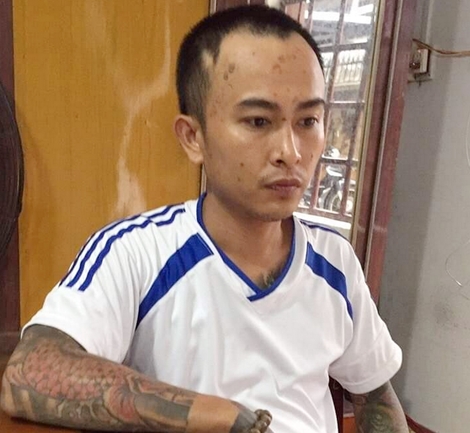 Khởi tố nghịch tử vác dao đánh mẹ ruột và em trai