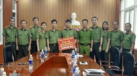 Hỗ trợ 700 triệu đồng cho Công an 6 tỉnh miền Trung khắc phục hậu quả bão lụt