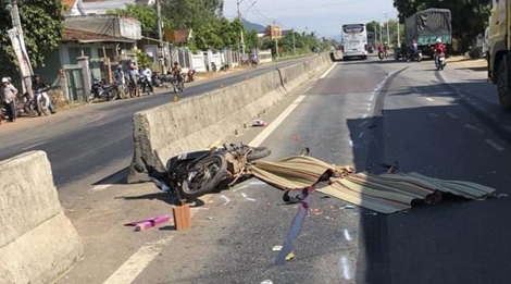 Ô tô khách cán chết người ngã xe máy rồi bỏ trốn