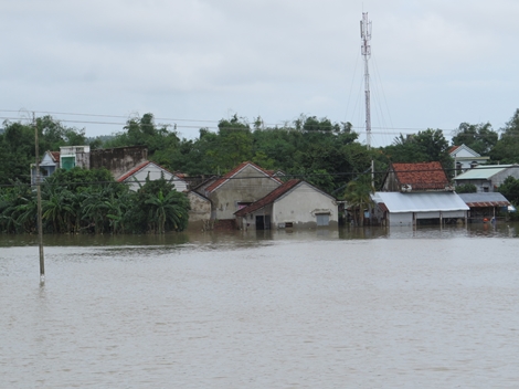 Mưa lớn gây ngập lụt, nhiều trường học phía Bắc Bình Định tạm nghỉ 