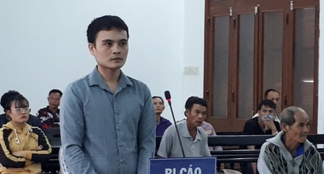 Chém ông nội nhiều nhát, cháu đích tôn lãnh án 8 năm tù