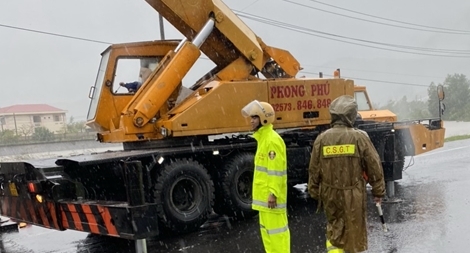 Bão số 12 đổ bộ thổi lật chiếc xe tải trên QL1A