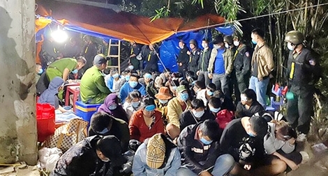 Khởi tố 32 bị can đánh bạc chiều mùng 1 Tết