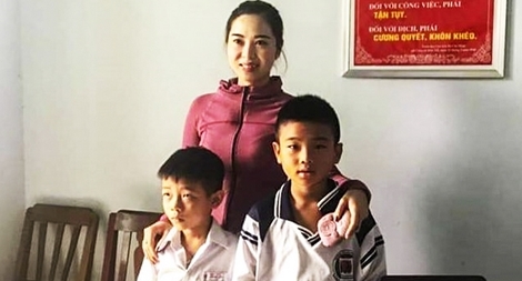 Nhặt được 12 triệu đồng, hai học sinh trình báo Công an