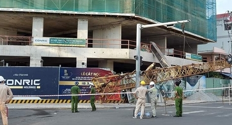 Rơi cần cẩu tháp từ tòa nhà cao tầng ở TP Tuy Hòa