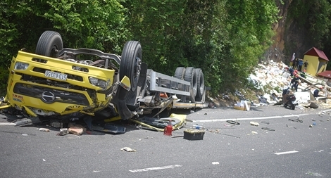 Hai người tử nạn trong vụ lật xe tải ở đèo Cù Mông