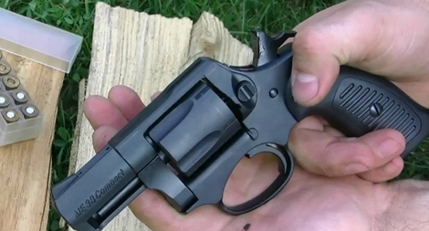 Mua súng ngắn để đi đánh nhau, 5 đối tượng bị khởi tố