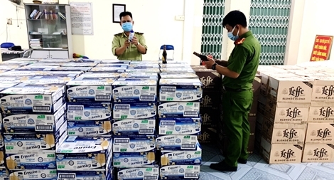 Xe giường nằm chở gần 9 nghìn chai nước uống nhập lậu