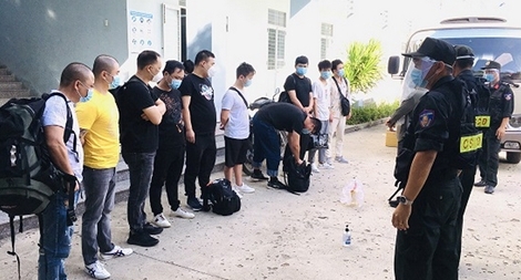 Trục xuất 10 người Trung Quốc nhập cảnh trái phép