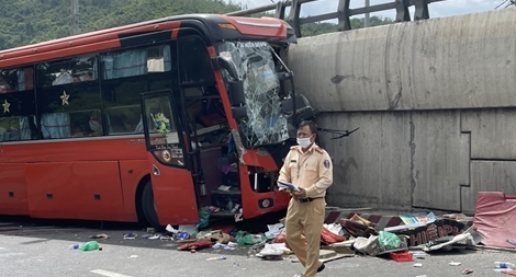 Xe khách giường nằm tông chân cầu vượt, 3 người bị thương