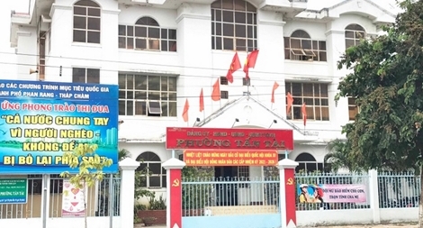 Tạm đình chỉ công tác Chủ tịch phường thu tiền cấp “giấy thông hành” 