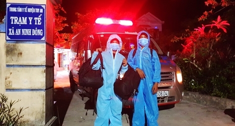 Xuyên đêm cứu hộ 4 ngư dân đang đi bộ từ Ninh Thuận về Phú Yên