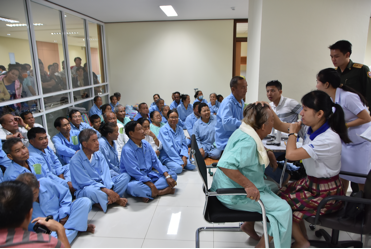 Thầy thuốc người Việt mang lại ánh sáng cho hơn 200 bệnh nhân người Lào