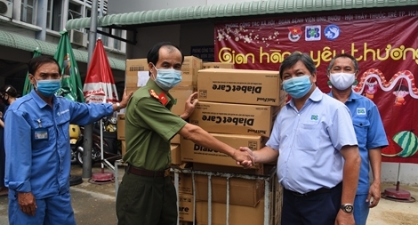 Báo CAND trao 400 phần quà sữa Nutifood cho BV Ung bướu TP Hồ Chí Minh