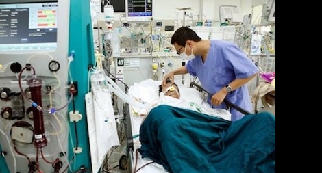 Tính phương án thay huyết tương cho bệnh nhân 22 tuổi dương tính với COVID-19