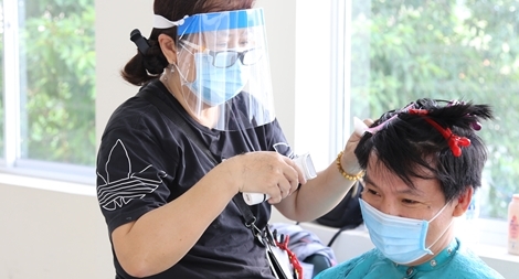 Mời thợ chuyên nghiệp về cắt tóc miễn phí cho nhân viên tại Bệnh viện Chợ Rẫy