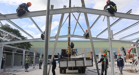 Hàng trăm công nhân làm cật lực để bàn giao 2 BV dã chiến 6.000 giường