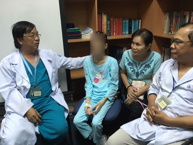 Bé gái suốt 6 tháng không thể ăn, đau quằn người vì hội chứng "kìm mạch máu"